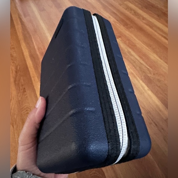 Away travel amenities kit - grey zipper BNWT - Picture 4 of 4